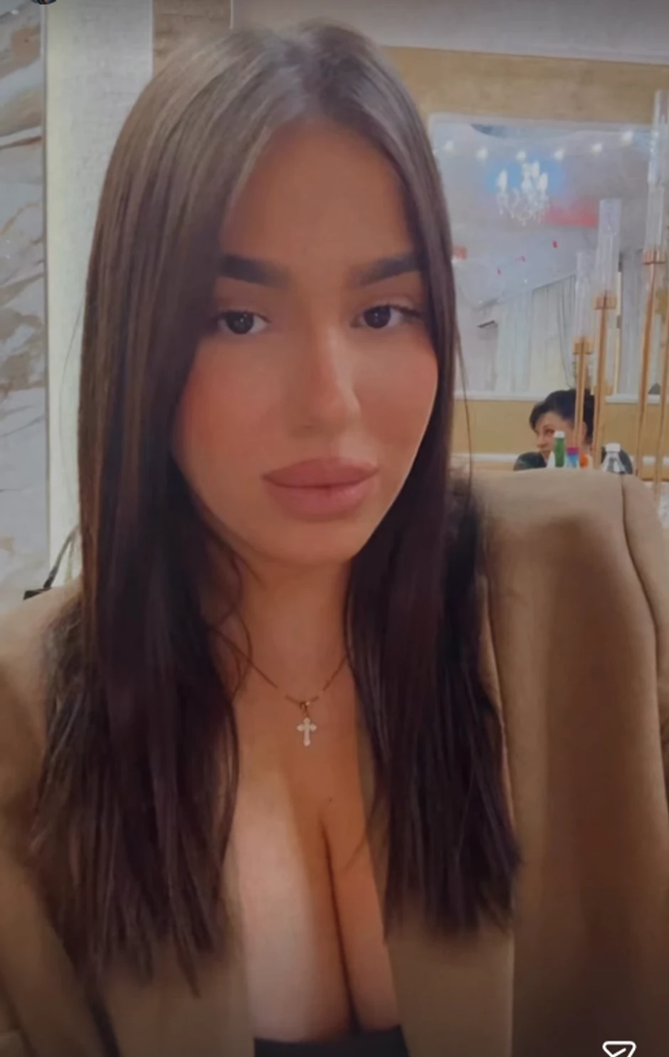 Una Čolić pokazala dekolte