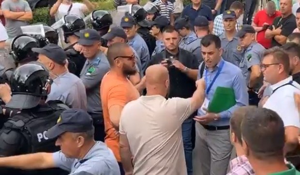 Tuča ispred Opštine u Banovićima