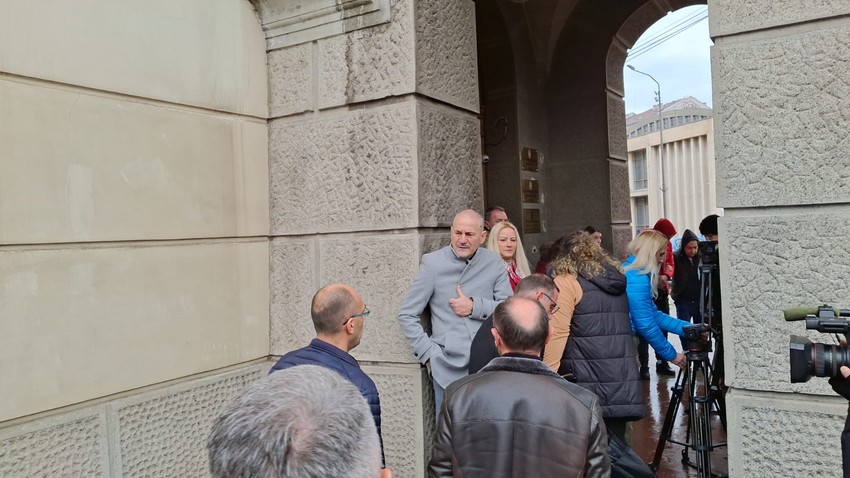 Dolazak roditelja ubijenog Andreja sa roditeljima iz Ribnikara, Dubone i Orašja u Viši sud u Nišu