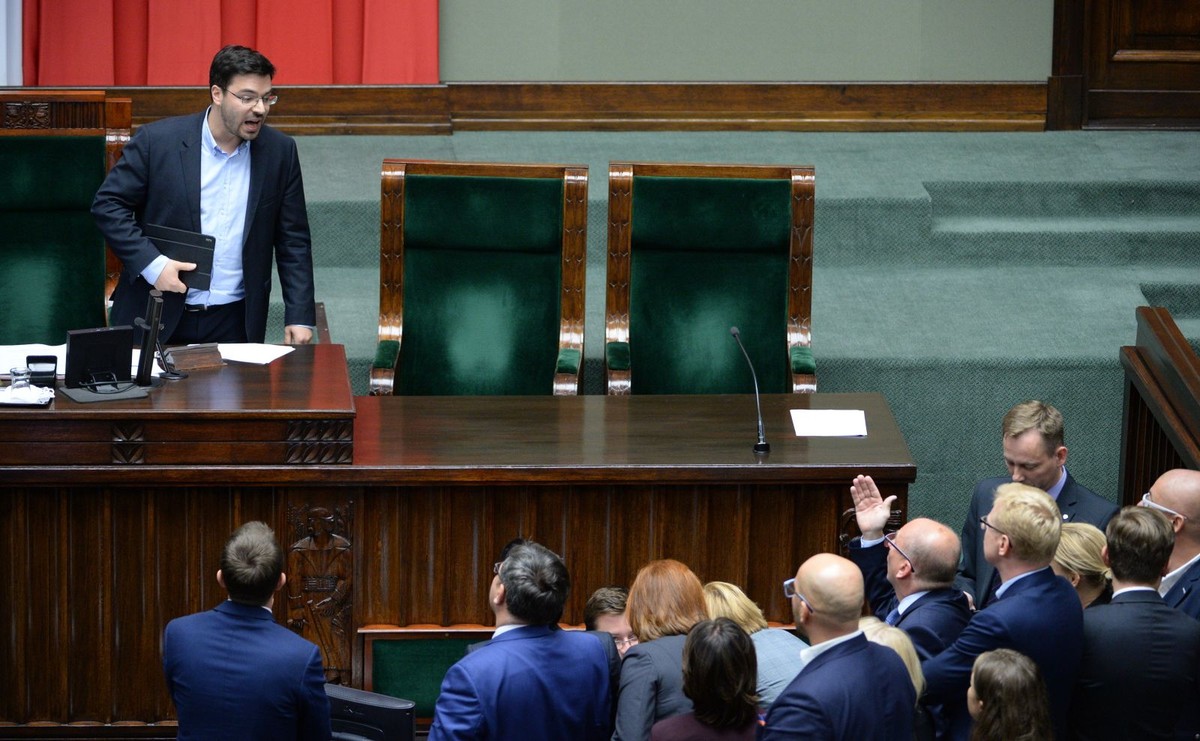 Wicemarszałek Stanisław Tyszka z ruchu Kukiz'15 prowadzi w Sejmie nocną debatę nad sprawozdaniem komisji sprawiedliwości i praw człowieka, która rekomenduje posłom odrzucenie obywatelskiego projektu komitetu "Stop aborcji"