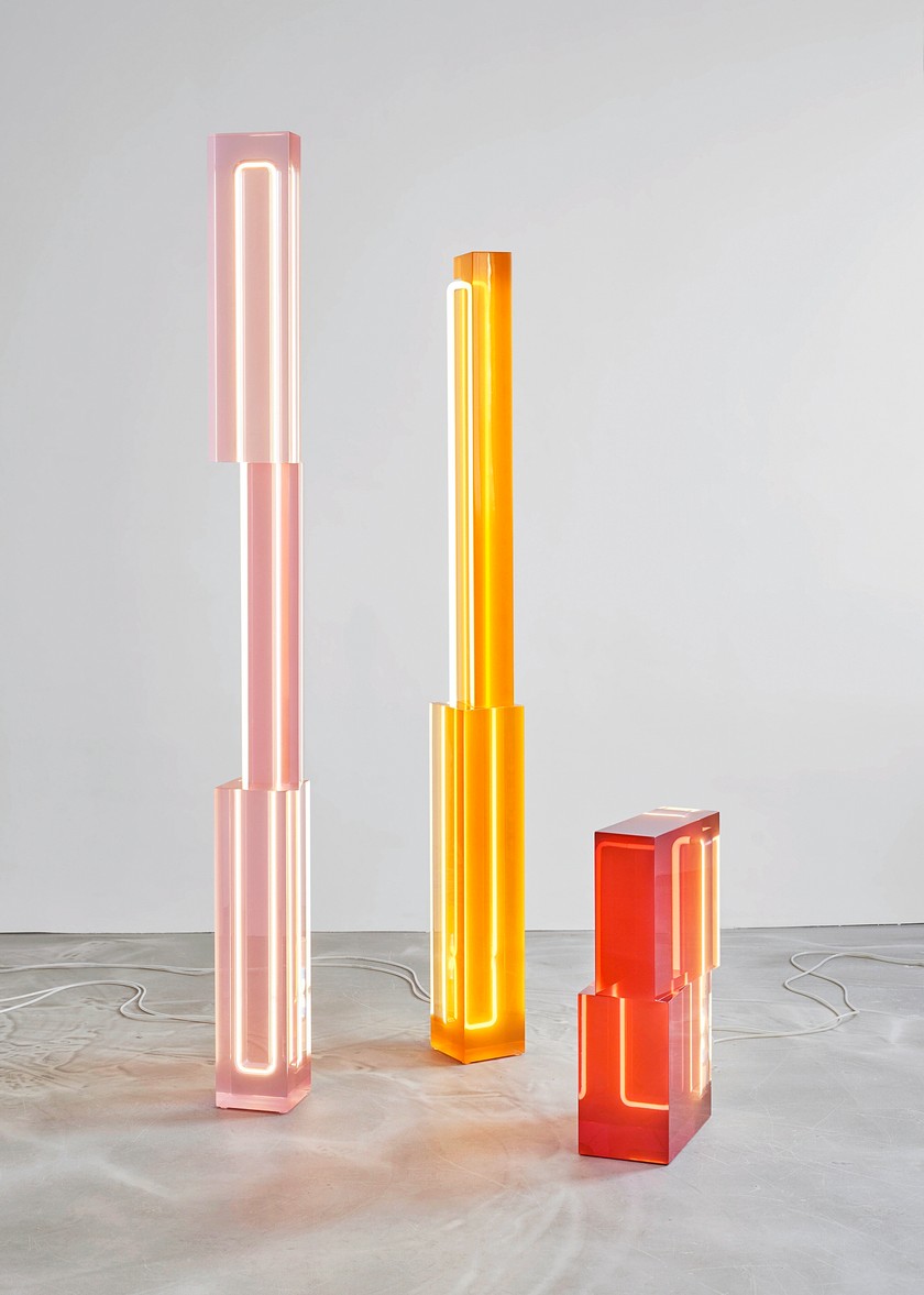 TOTEM LIGHTS Neon ist ein weiteres Lieblingsmaterial der Niederländerin. Hier hat es seinen grossen Auftritt in gestapelten Kuben aus Kunstharz.