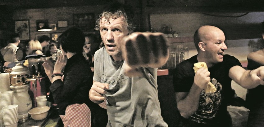 Pravi domaćin Emir Kusturica za šankom