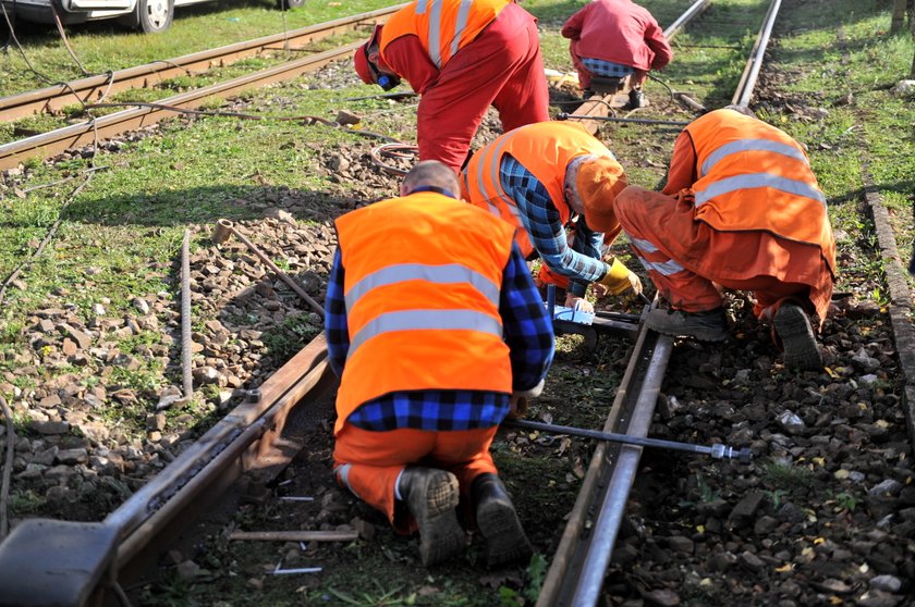 Pęknięte tory tramwajowe na Aleksandrowskiej w Łodzi