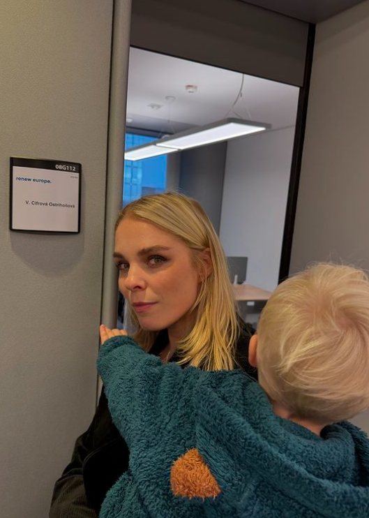 Veronika Cifrová Ostrihoňová so synom v Bruseli.