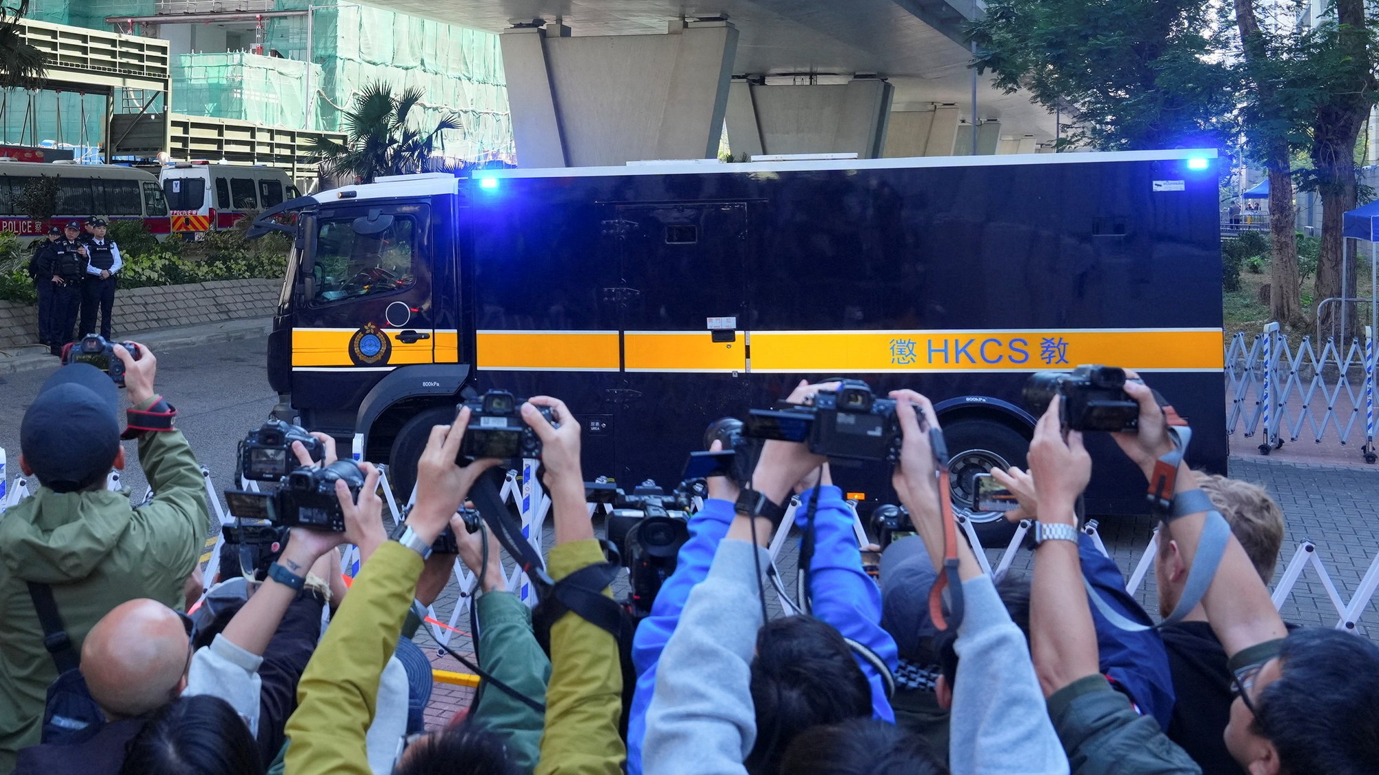 Vozidlo väzenskej služby, v ktorom sa pravdepodobne nachádza Jimmy Lai, opúšťa budovu súdu po vynesení rozsudku v procese so zakladateľom dnes už neexistujúceho prodemokratického denníka Apple Daily, obvineným z ohrozenia národnej bezpečnosti.