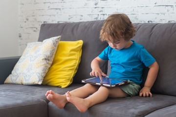 Nyári digitális függőség: így választhatja le gyermekét az okoseszközökről a szünidőben