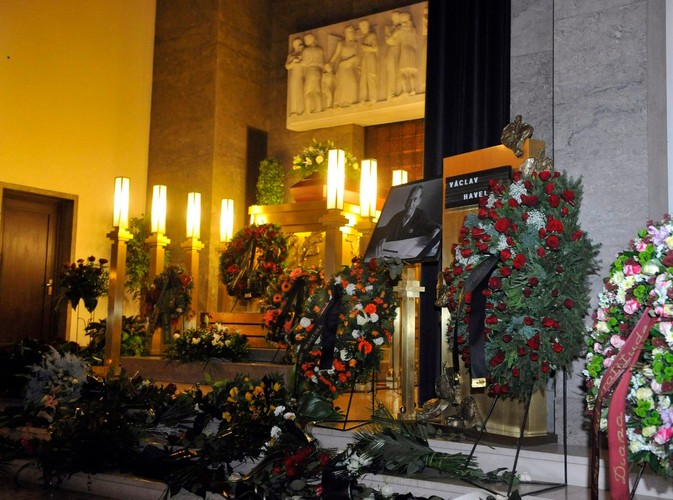 Trumna z ciałem byłego prezydenta na katafalku