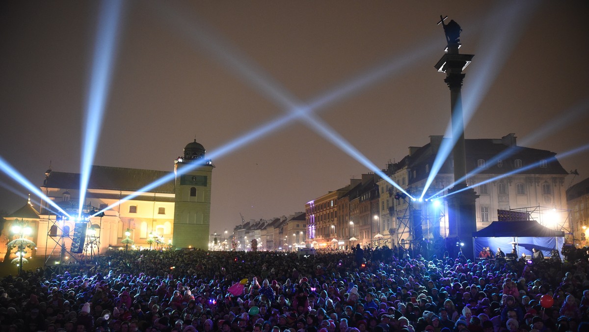 Kilka tysięcy osób zgromadziło się na pl. Zamkowym, gdzie została rozświetlona choinka oraz inne elementy świątecznej iluminacji Warszawy. Na mieszkańców czeka bezpłatne lodowisko na Rynku Starego Miasta oraz jarmark świąteczny przed Stadionem Narodowym.