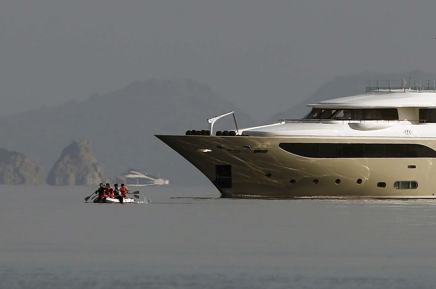 Susret dva sveta: Čamac sa imigrantima i luksuzna jahta