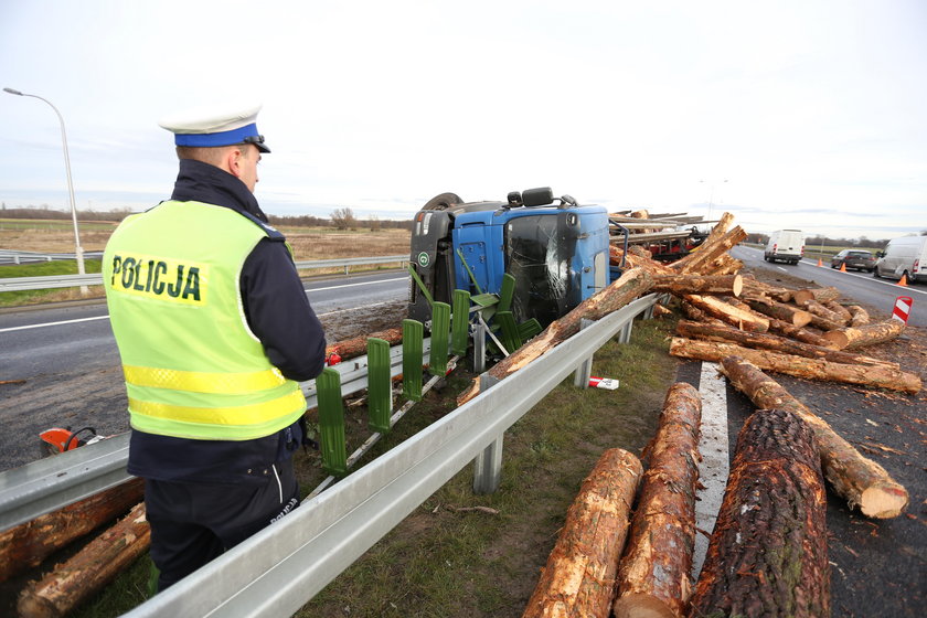 Tir roztrzaskał się o barierki. Drzewo wypadło na drogę