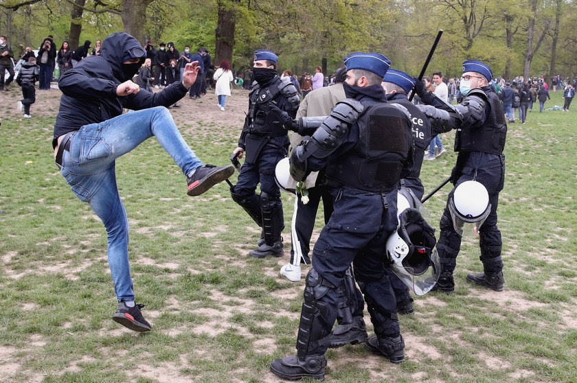 W dobie pandemii zorganizowali imprezę w parkę. Było groźnie. Policja użyła armatek wodnych