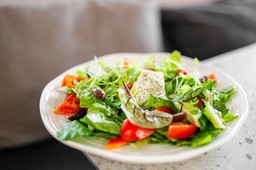 chrupiąca i świeża surówka do obiadu na wielkanoc. zróbcie więcej, najważniejszy jest sos