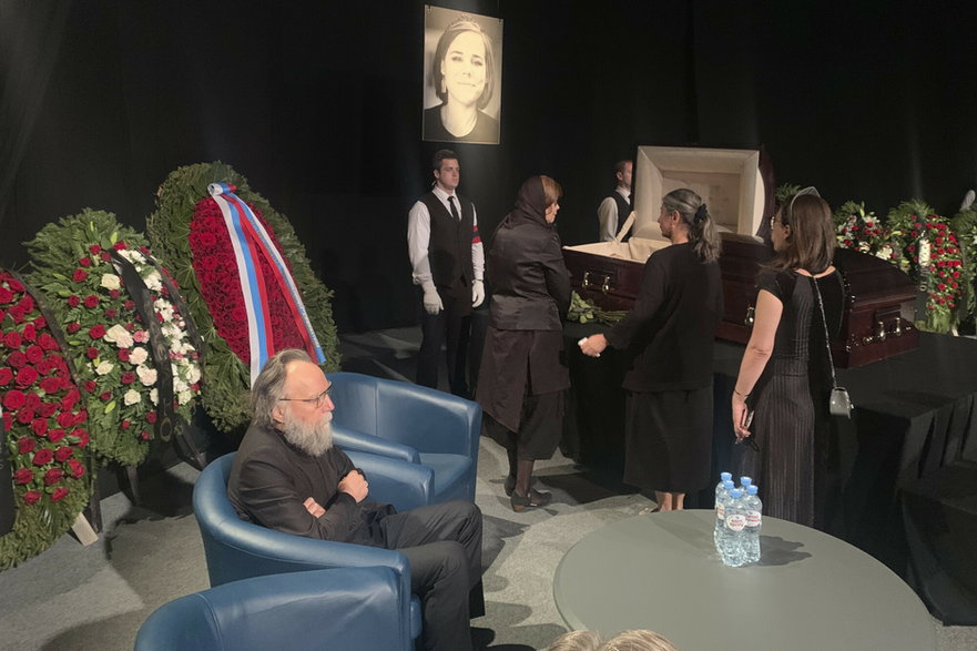 Aleksander Dugin na uroczystości pożegnalnej jego córki.