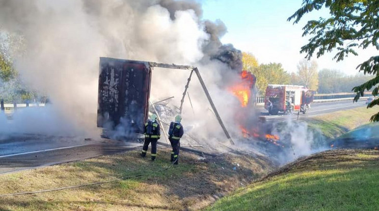 A kamionból tömény fekete füst szállt fel, a tűz miatt az útszakaszt lezárták. Fotó:  Baleset-info.hu / Szabi-Car Kft.