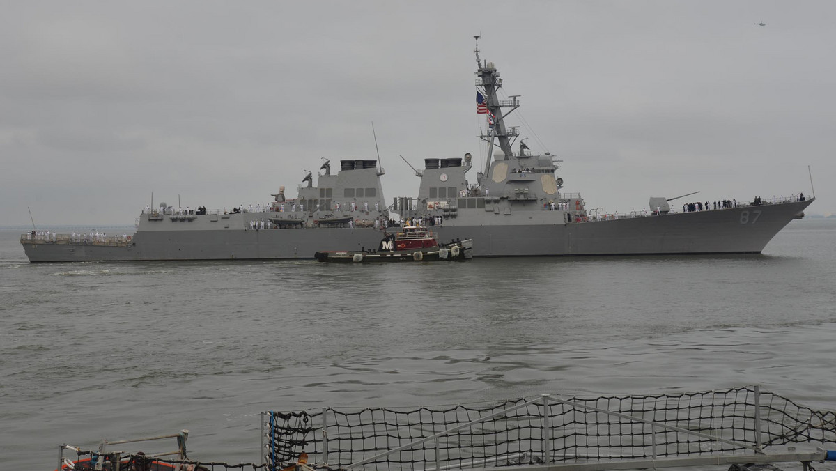 Należący do US Navy niszczyciel USS Mason został ostrzelany rakietami na wodach międzynarodowych w pobliżu Jemenu. Z informacji przekazanych przez amerykańską marynarkę wojenną wynika, że żaden z wystrzelonych pocisków nie trafił w okręt.