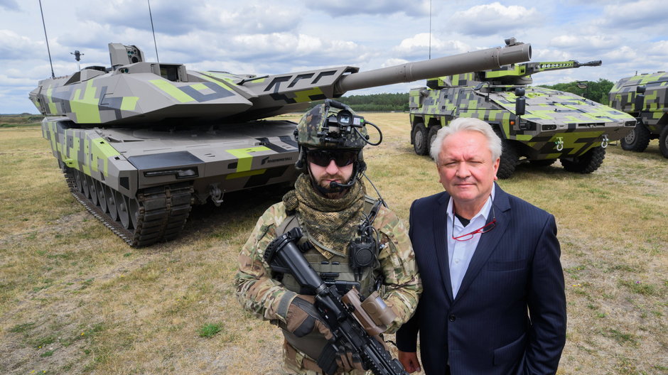 Szef Rheinmetall Armin Papperger pokazuje najnowsze produkty swojej firmy zbrojeniowej: czołg główny Panther KF51 oraz transportery opancerzone Boxer i Fuchs