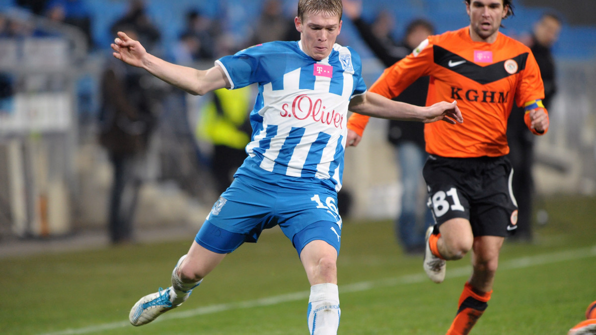 W meczu kończącym 17. kolejkę T-Mobile Ekstraklasy Lech Poznań pokonał Zagłębie Lubin 3:2 (1:0). Bohaterem świetnego, jednego z najlepszych w rundzie, spotkania był Artjoms Rudnevs, który strzelił swoją 16., 17. i 18. bramkę w obecnym sezonie. Starcie Lecha z Zagłębiem było ostatnim meczem w tym roku w polskiej lidze.