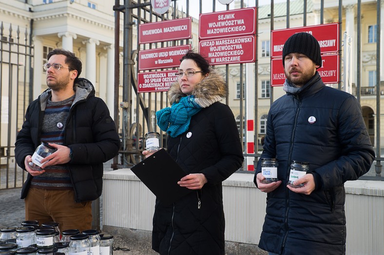 Partia Razem wręczyła słoiki z czystym powietrzem dla prezydent stolicy