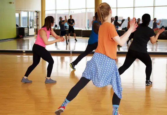 Nieważne czy masz dwie lewe nogi albo brakuje ci poczucia rytmu. Zumba dla początkujących to trening dla każdego!