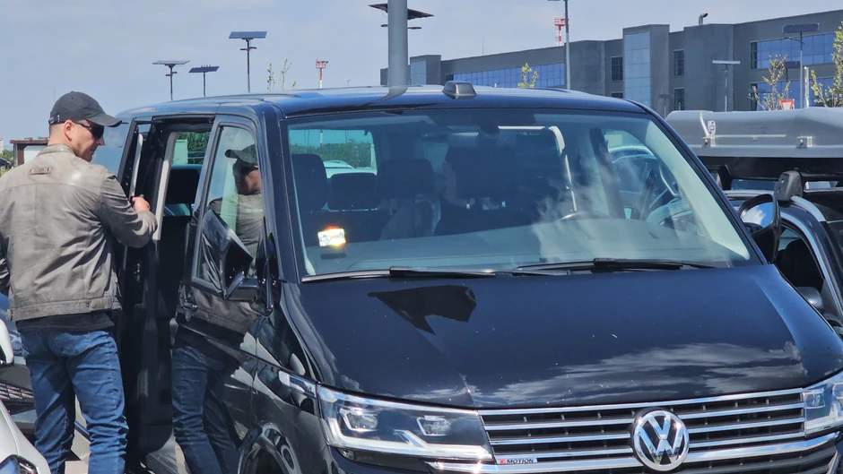 Vojaža sačekao otac na aerodromu