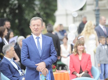Srpski voditelj zatekao ženu sa ljubavnikom, IZBIO SKANDAL na kućnom pragu: "Da sam ih sreo na ulici zgazio bi ih!" 