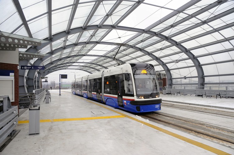 Tramwaje miały wyjechać na trasy w Nowy Rok. Infrastruktura była gotowa, bo spisały się spółki wykonawcze: Mosty Łódź, Feroco, PBDiM Kobylarnia, Gotowski BKiP i Tor-Krak i Metrostrav. Gorzej z taborem:  obłożona zleceniami Pesa do swojego rodzinnego miasta nie dostarczyła tramwajów na czas. W końcu w ostatni weekend się udało: w ruchu sześć z 12 nowych pojazdów. Co prawda, były awarie nowego taboru, ale tramwaje szybko wracały na trasy.