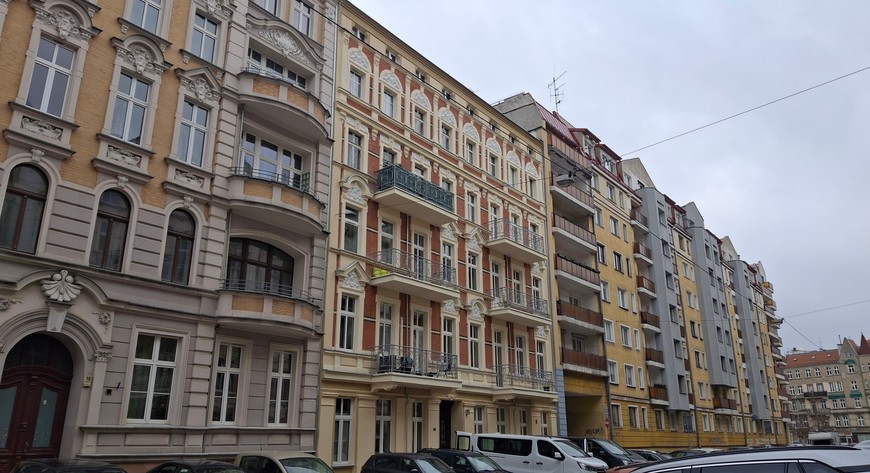 Piękne balustrady balkonów i sztukaterii nad oknami robią duże wrażenie. 