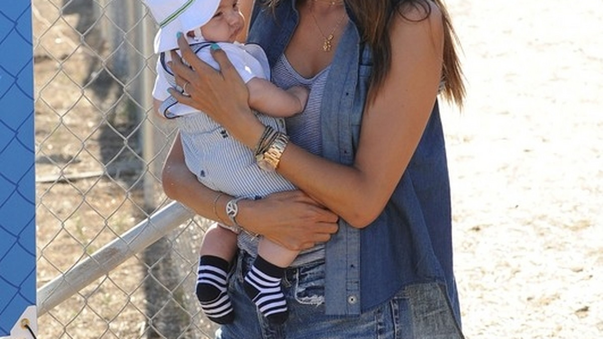 Alessandra Ambrosio z synem/fot. East News