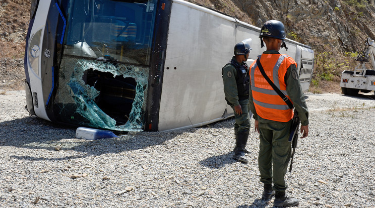 A Huracannak felborult a busza / Fotó: AFP