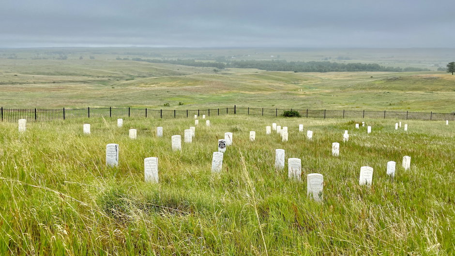 Last Stand Hill, miejsce ostatniej walki i śmierci ppłk G.A. Custera, z tyłu teren bitwy aż do linii drzew rosnących nad rzeką Little Bighorn