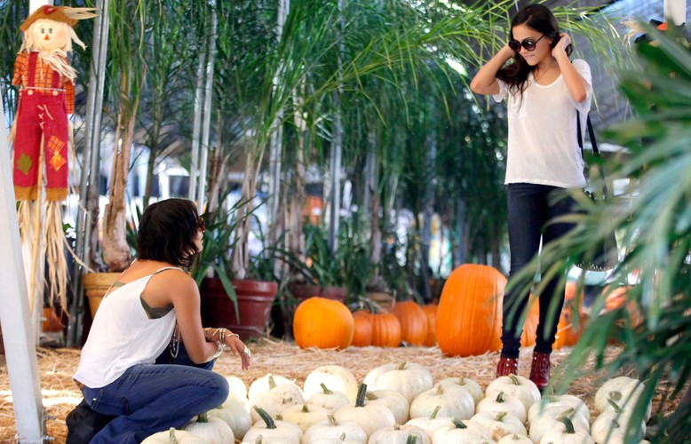 Aktorka Vanessa Hudgens wraz z siostrą Stellą zwróciły uwagę na białe dynie