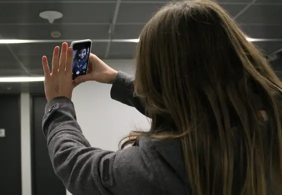 Złe informacje dla fanatyków selfie. To może powodować nieprzyjemną kontuzję łokcia