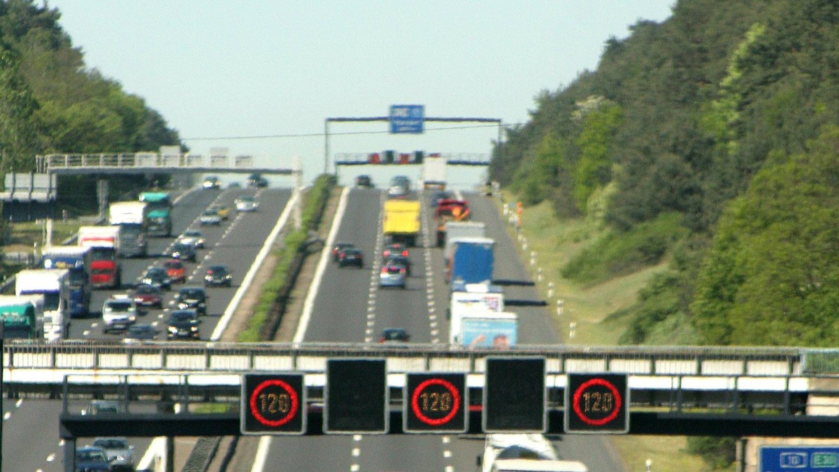 Niemieckiej policji wciąż nie udało się ustalić, kto strzela z ostrej broni do ciężarówek na niemieckich autostradach. W ciągu ostatnich czterech lat zanotowano już ponad 700 takich przypadków. Za pomoc w ujęciu sprawcy wyznaczono nową nagrodę - 100 tys. euro.