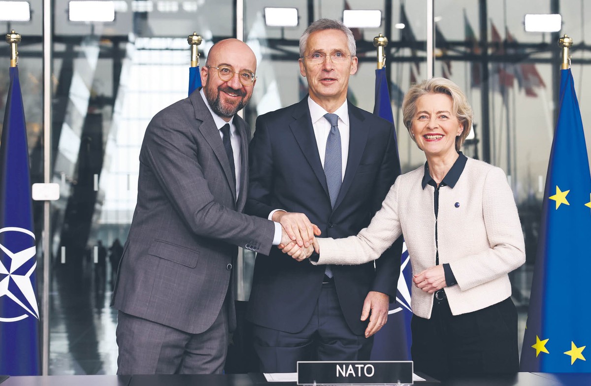 Trzecią w historii deklarację o współpracy NATO i UE podpisali wczoraj w Brukseli szefowa Komisji Europejskiej Ursula von der Leyen, szef Rady Europejskiej Charles Michel i sekretarz generalny Sojuszu Jens Stoltenberg
