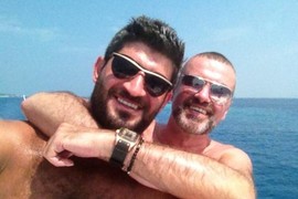 Važio je za ženskaroša, a uhvaćen je tokom ŽESTOKOG SE*SA sa muškarcem u javnom WC-u: Skandal mu je uništio život, priželjkivao je svoju smrt