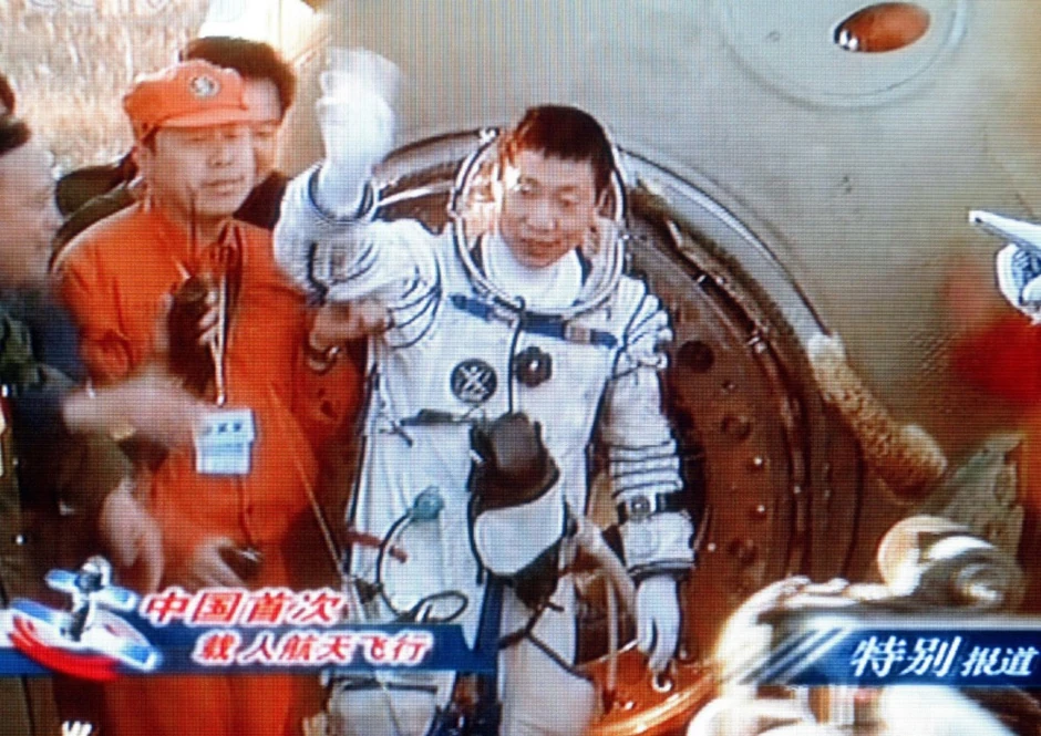 Jang LIvej izlazi iz kapsule "Šendžou V" nakon sletanja u zapadnu Kinu 16. oktobra 2003.