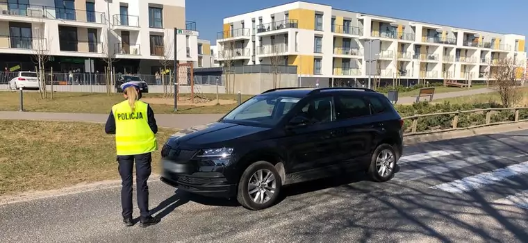 Zażył narkotyki i wsiadł za kółko. Potrącił dwie nastolatki Jest nagranie