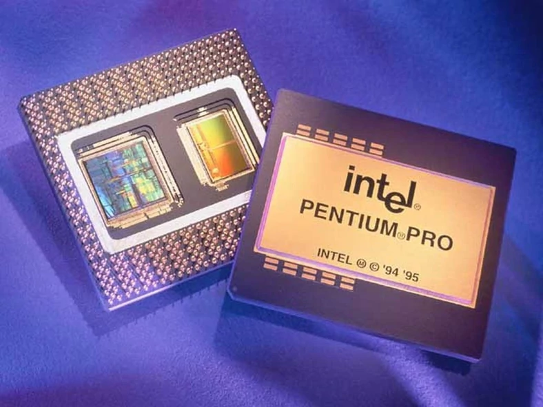 Przekrój procesora Intel Pentium Pro. Mniejszy rdzeń krzemowy to pamięć podręczna (cache)