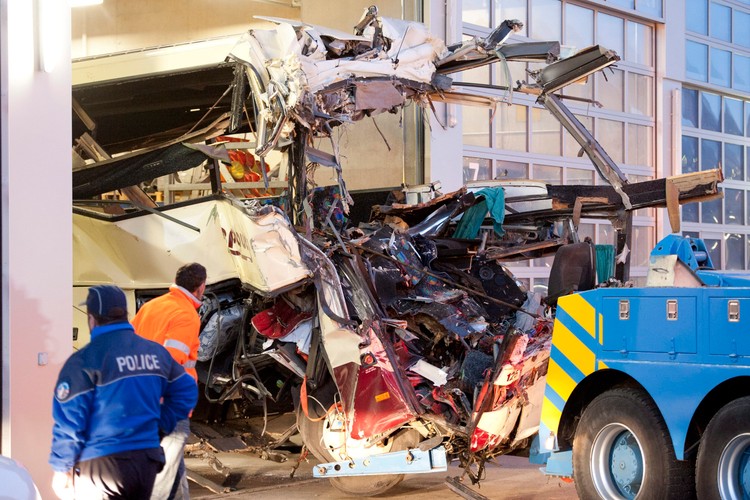 Ratownicy usuwają wrak