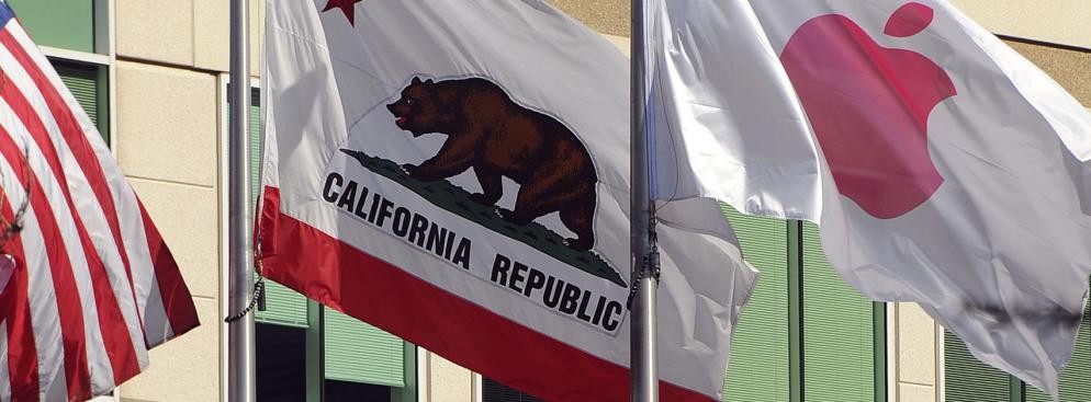 Flagi powiewające przed siedzibą firmy Apple Inc., Cupertino w Kalifornii / USA