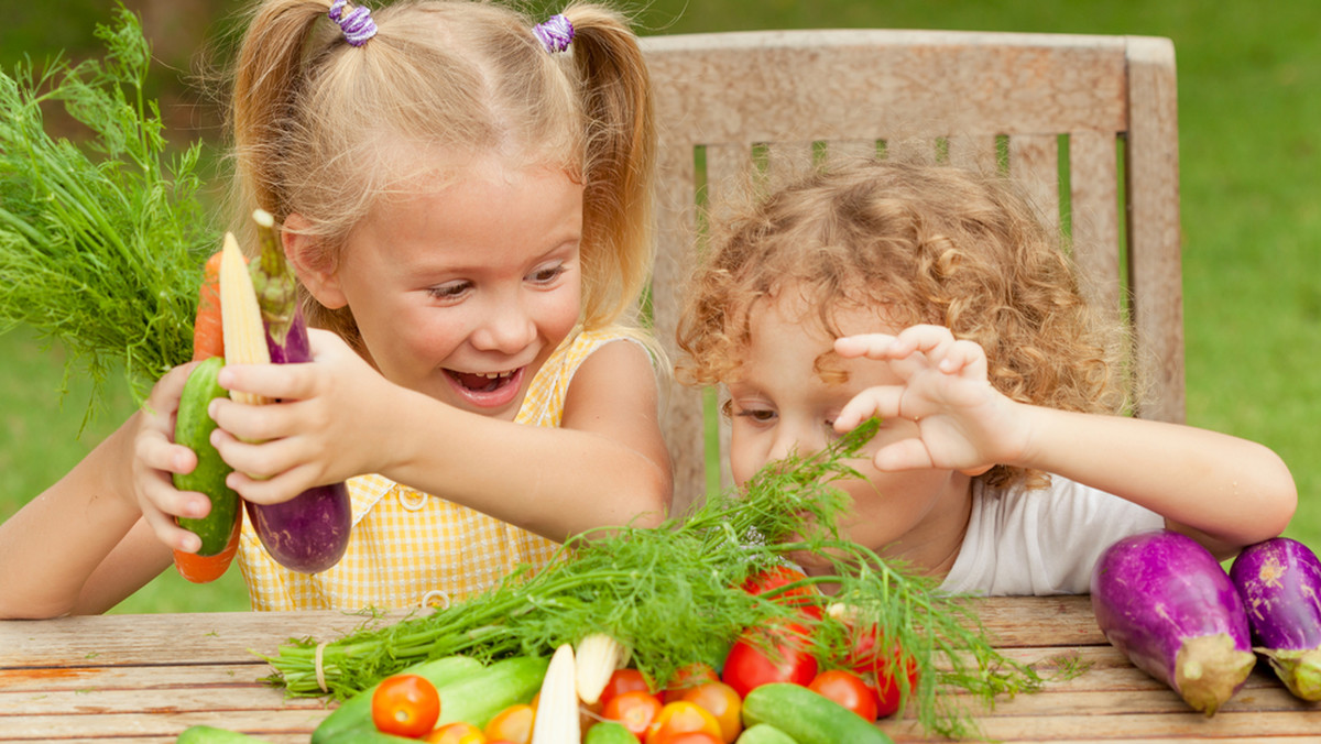 Z badań dotyczących sposobu żywienia najmłodszych wynika, że 100% dzieci w wieku 1-3 lata w Polsce spożywa niewystarczającą ilość warzyw. Jak wypracować prawidłowe nawyki żywieniowe u dziecka i czy można "nauczyć" maluszka miłości do warzyw? Innowacyjna linia produktów BoboVita Przyjaciele powstała, aby wspierać rodziców w kształtowaniu prawidłowych nawyków żywieniowych ich dzieci na przyszłość poprzez naukę akceptacji smaków warzyw w trzech etapach.