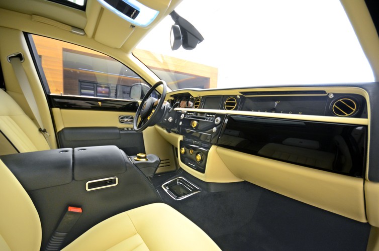 Wśród najbogatszych prawdziwą furorę robią wszelkiego rodzaju pozłacane gadżety. Hitem ostatnich miesięcy jest pokryty prawdziwym złotem iPhone 5. Założyciel internetowego butiku Goldstriker International, Stuart Hughes, potwierdza, że złoty smartfon był najlepiej sprzedającym się produktem na jego stronie. Cena – „jedyne” 2 696 funtów brytyjskich (ok. 13 600 zł) za sztukę. Oprócz telefonów, Hughes sprzedaje także pozłacane komputery, a nawet samochody. Te ostatnie są zamawiane głównie przez bogaczy z Chin i Hongkongu. Często klienci chcą też mieć złote logo swojego auta, złotą armaturę łazienkową, a nawet – pozłacane odkurzacze ( za 1 mln dol.). Na zdjęciu wnętrze Rolls-Royce'a Phantom z elementami wyposażenia wykonanymi ze złota.