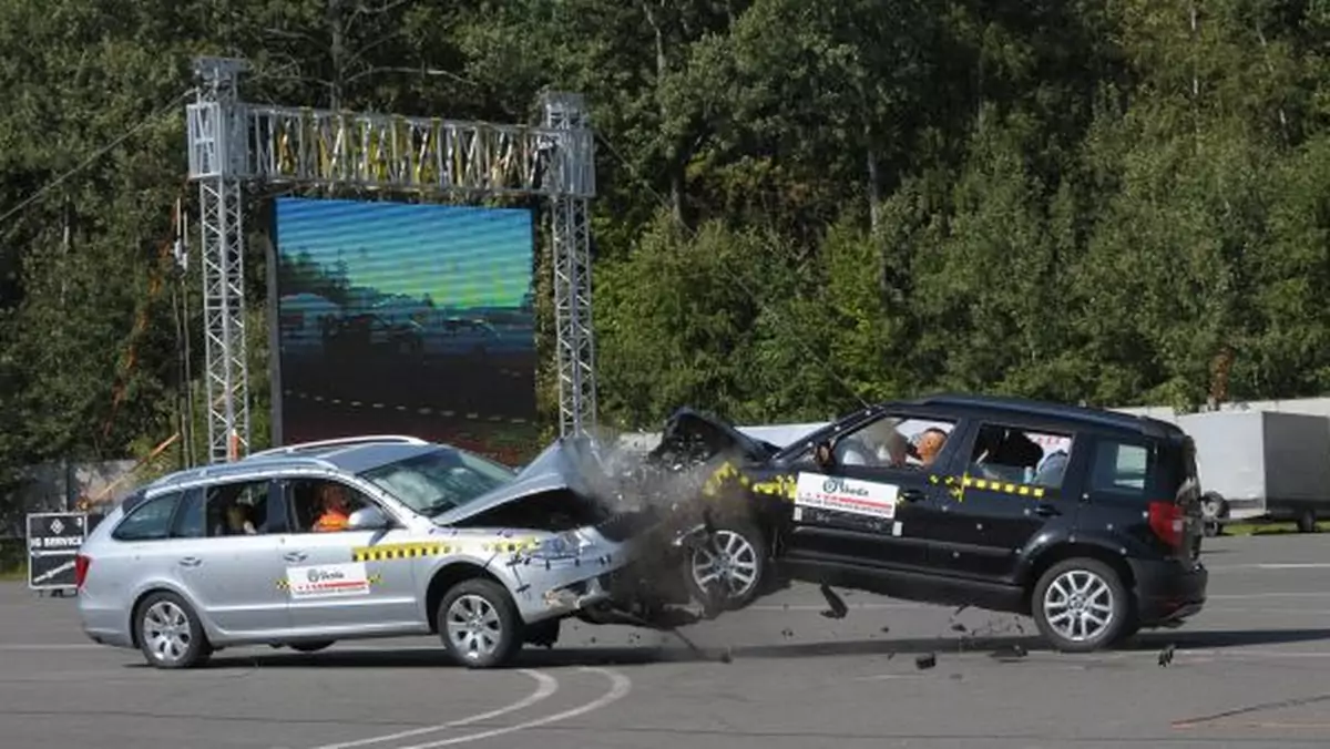 Crash test - Skoda Yeti vs Superb