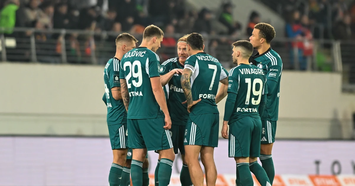 Cyrk w Legii Warszawa. Iordanescu chce odejść, trening odwołany, a w czwartek mecz z Szachtarem