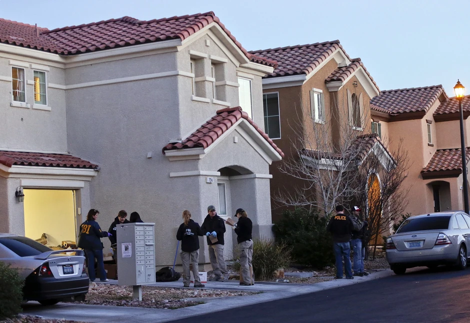 Policija ispred Dornerove kuće u Las Vegasu   Uništeni kamionet koji je pripadao odbeglom policajcu