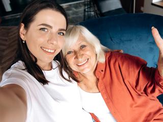 Selfie z babcią (zdjęcie ilustracyjne)