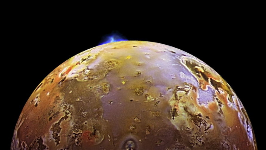 Lot nad górami i jeziorem lawy na Io. Nowe filmy NASA, fot. NASA-JPL, DLR