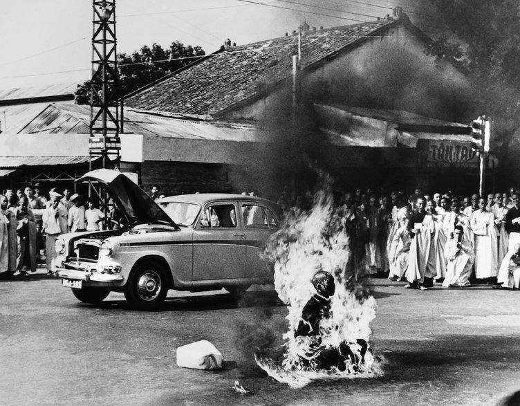 Buddyjski mnich Thich Quang Duc podpalił się na skrzyżowaniu w Sajgonie w proteście przeciwko represjom prezydenta Ngo Dinh Diema, 11 czerwca 1963 r.