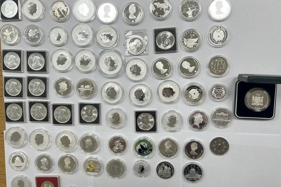 CARINICI SA HORGOŠA SPREČILI KRIJUMČARENJE U prtljagu putnice pronađeno 67 srebrnih i zlatnih kovanica (FOTO)