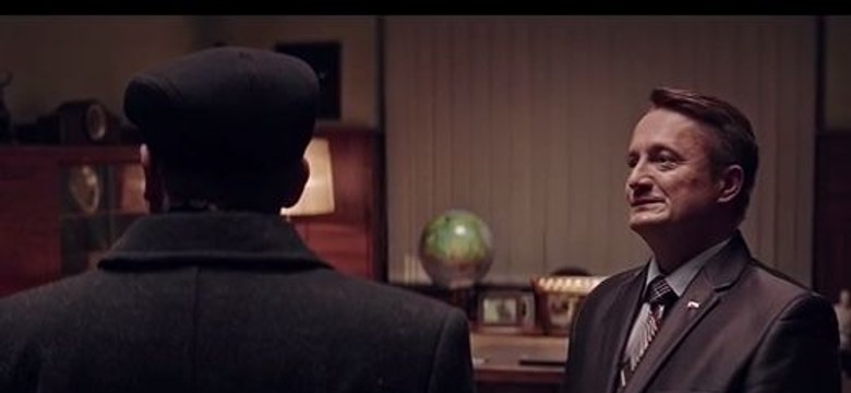 Biblia, pistolet i TV Rodeo w gabinecie Kaczyńskiego, czyli premiera serialu "Ucho prezesa"